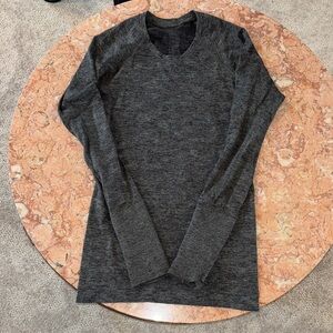 Lululemon swiftly long sleeve in full length size 6